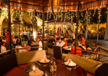 Geleneksel lüks Meksika restoranı Merida tarihi şehir merkezinde ulusal yemek servisi veriyor.