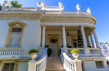 Merida 'daki Central Avenue Paseo de Montejo' da yerel müzeler, restoranlar, anıtlar ve turistik mekanlar