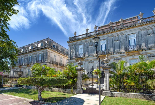 Avenida Central Paseo de Montejo en Mérida con museos, restaurantes, monumentos y atracciones turísticas locales — Foto de Stock