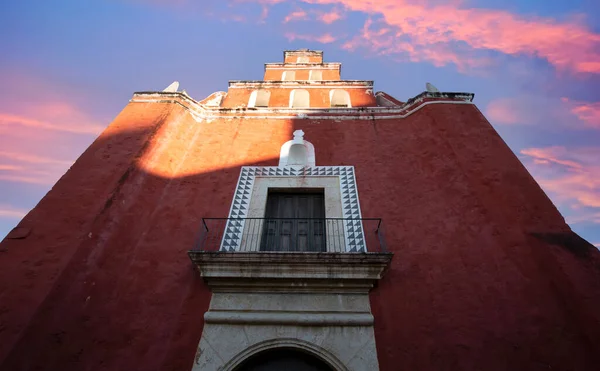 Γραφικές πολύχρωμες αποικιακές Merida δρόμους στο Μεξικό, Γιουκατάν — Φωτογραφία Αρχείου