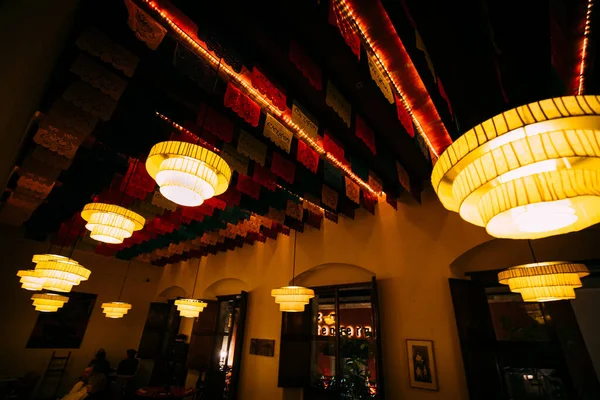 Традиційний мексиканський ресторан, що обслуговує національну їжу в історичному центрі міста Оахака. — стокове фото