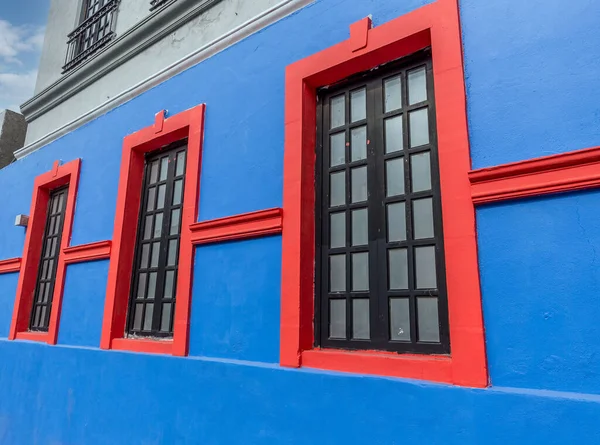 México, Monterrey, edifícios históricos coloridos no centro da cidade velha, Barrio Antiguo, uma atração turística famosa — Fotografia de Stock