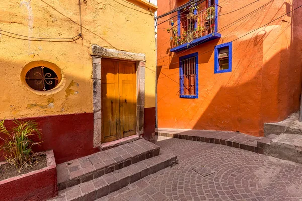 Oaxaca, Mexico, Scenic old city streets and colorful colonial buildings in historic city center — Stock Photo, Image