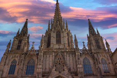 Barcelona Katedrali tarihi Las Ramblas bölgesinin kalbinde yer almaktadır.