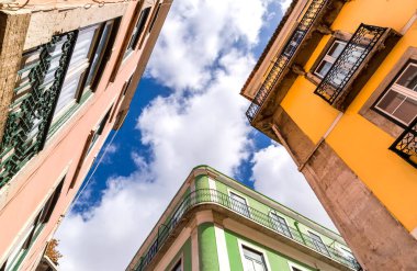Lizbon tarihi şehir merkezinin tipik Portekiz mimarisi ve renkli binaları