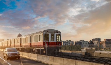 Boston metro hatları, tren Charles nehri üzerinden Longfellow köprüsünden geçiyor.