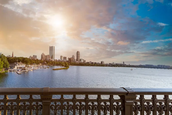 Vista panorámica del centro de Boston y el centro histórico desde el histórico puente Longfellow sobre el río Charles — Foto de Stock