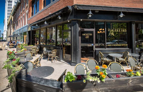 Restaurantes y cafés callejeros en la calle Buffalo Main — Foto de Stock