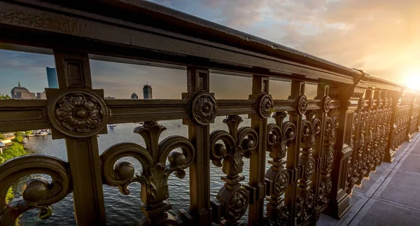 Vista panorámica del centro de Boston y el centro histórico desde el histórico puente Longfellow sobre el río Charles —  Fotos de Stock