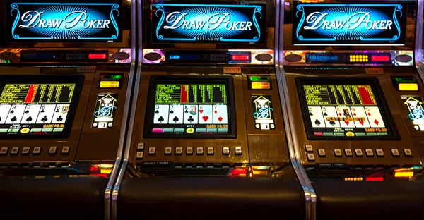 Máquinas de casino en el área de entretenimiento por la noche esperando a que los jugadores vengan, jueguen y apuesten —  Fotos de Stock