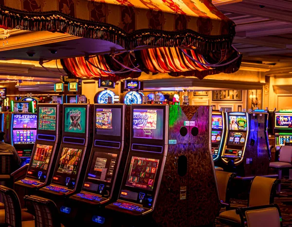 Máquinas de casino en el área de entretenimiento por la noche esperando a que los jugadores vengan, jueguen y apuesten — Foto de Stock
