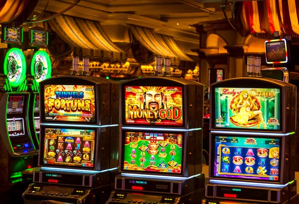 Máquinas de casino en el área de entretenimiento por la noche esperando a que los jugadores vengan, jueguen y apuesten —  Fotos de Stock