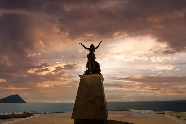 Famous Mazatlan sea promenade, El Malecon, with ocean lookouts and scenic landscapes — Stock Photo, Image