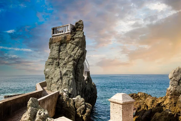 Híres Mazatlan tengerparti sétány, El Malecon, óceánjárókkal és festői tájakkal — Stock Fotó