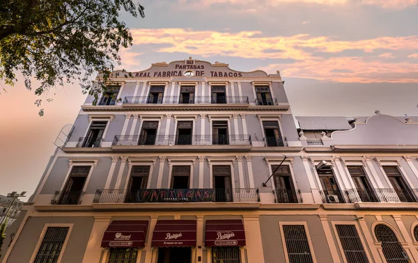 Partagos Tobacco Factory, Fabrica de tabacos, localizado perto de El Capitolio e centro da cidade de Havana Velha — Fotografia de Stock