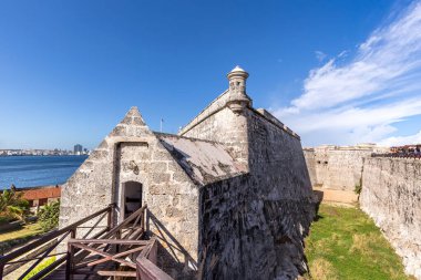 Ünlü Morro Kalesi, Castillo de los Tres Reyes del Morro Havana, Küba 'daki Havana körfezi girişini koruyan bir kale.