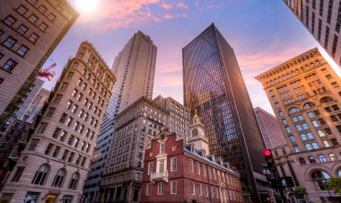 Boston 'daki Massachusetts Eski Eyalet Binası tarihi şehir merkezinde Beacon Hill ve Özgürlük Yolu' na yakın bir yerde.