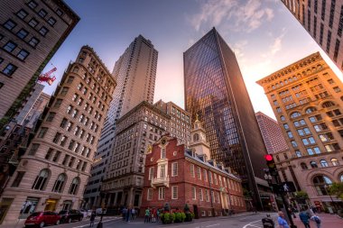 Beacon Hill ve Özgürlük Patikası yakınlarındaki çok sayıda turistin sık sık ziyaret ettiği tarihi bir yer olan Massachusetts Eski Eyalet Binası