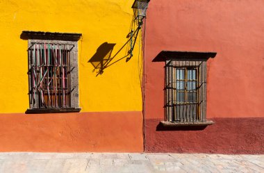 Meksika, San Miguel de Allende 'nin tarihi şehir merkezinde renkli binalar ve sokaklar