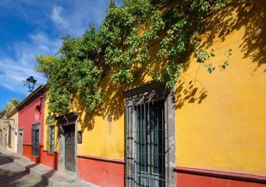 Meksika, San Miguel de Allende 'nin tarihi şehir merkezinde renkli binalar ve sokaklar