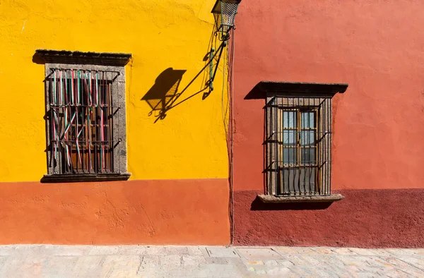 Мексика, красочные здания и улицы Сан-Мигель-де-Альенде в историческом центре города — стоковое фото