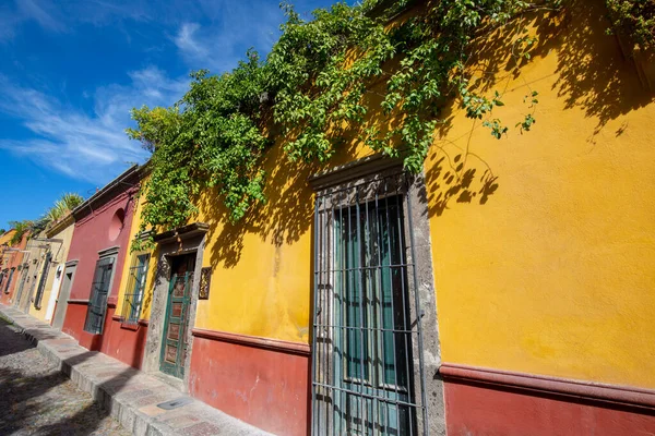 メキシコ、歴史的な街の中心部にあるサンミゲル・デ・アレンデのカラフルな建物や通り — ストック写真