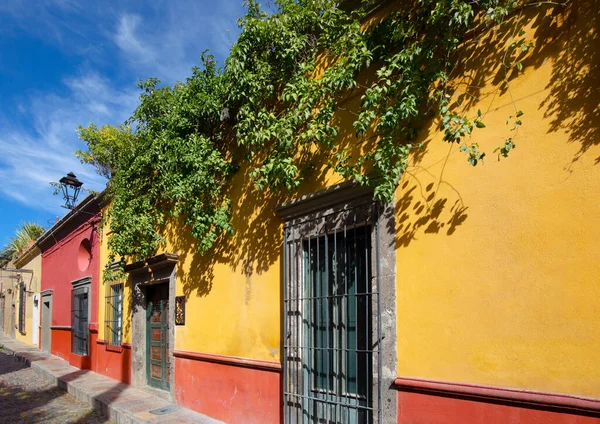 México, Coloridos edificios y calles de San Miguel de Allende en el centro histórico de la ciudad — Foto de Stock