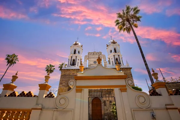 Guadalajara, Tlaquepaque pittoresche strade colorate durante un'alta stagione turistica — Foto Stock