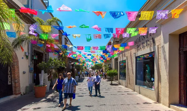 Guadalajara, Tlaquepaque festői színes utcák a csúcs turisztikai szezonban — Stock Fotó