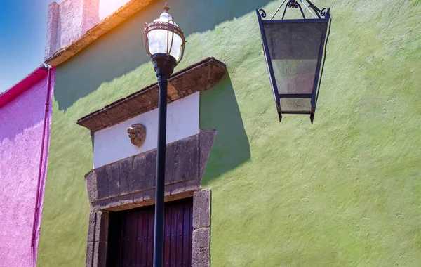 Guadalajara, Tlaquepaque pintorescas calles coloridas durante una temporada turística pico — Foto de Stock