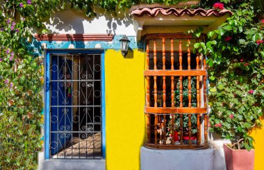 Kolombiya, Kartagena 'nın renkli caddeleri Suriçi Şehri yakınlarındaki tarihi Getsemani bölgesinde, Ciudad Amurallada