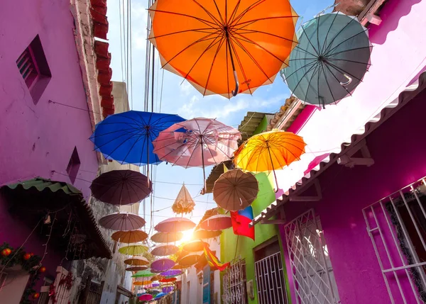 Colombia, Escénicas calles coloridas de Cartagena en el histórico distrito de Getsemani cerca de la ciudad amurallada, Ciudad Amurallada —  Fotos de Stock