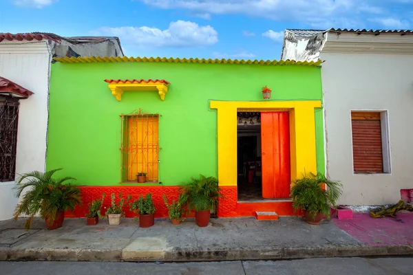 Колумбия, Живописные красочные улицы Картахены в историческом районе Гетсемани рядом с городом-крепостью Сьюдад-Амураллада — стоковое фото