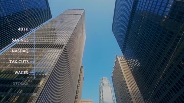 Ουρανοξύστες χρηματοπιστωτικών κέντρων με επικαλυπτόμενους αριθμούς που δείχνουν οικονομική ανάπτυξη, χρηματιστηριακά κέρδη και άλλα στατιστικά στοιχεία για την αναπτυσσόμενη οικονομία — Αρχείο Βίντεο