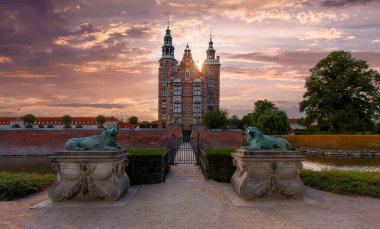 Ünlü Rosenborg kalesi, Kopenhag 'ın en çok ziyaret edilen turistik merkezlerinden biri.