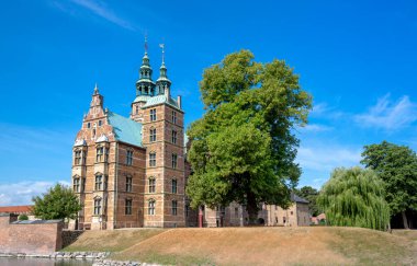 Ünlü Rosenborg kalesi, Kopenhag 'ın en çok ziyaret edilen turistik merkezlerinden biri.