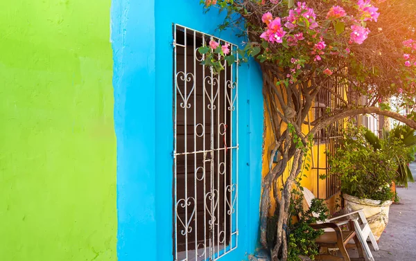 Colombie, rues pittoresques et colorées de Carthagène dans le quartier historique de Getsemani près de Walled City, Ciudad Amurallada, un site du patrimoine mondial de l'UNESCO — Photo