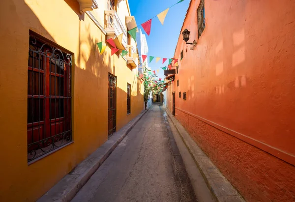 Kolumbia, Malownicze kolorowe uliczki Kartageny w zabytkowej dzielnicy Getsemani w pobliżu Walled City, Ciudad Amurallada, wpisane na listę światowego dziedzictwa UNESCO — Zdjęcie stockowe