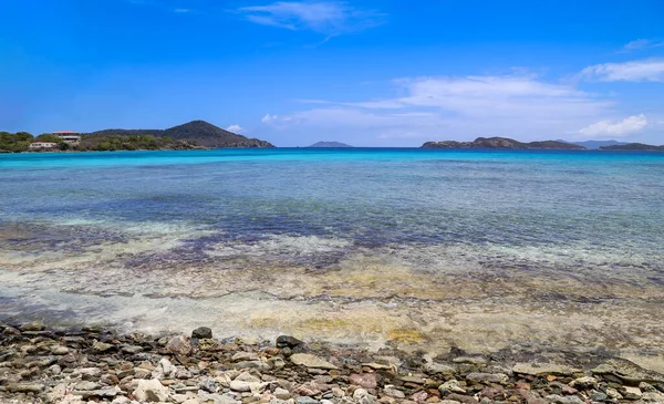 Famous Caribbean Sapphire beach on Saint Thomas island near Charlotte Amalie bay — Stock Photo, Image