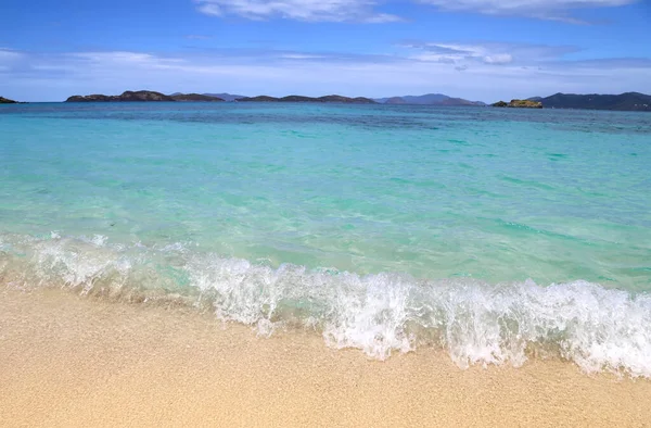 Famosa spiaggia caraibica dello zaffiro sull'isola di Saint Thomas vicino alla baia di Charlotte Amalie — Foto Stock