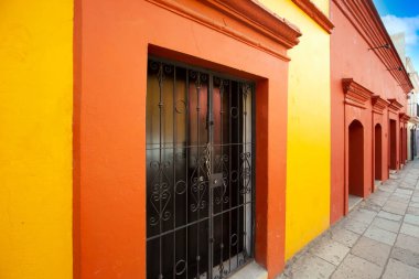 Oaxaca, Meksika, eski şehir sokakları ve tarihi şehir merkezinde renkli koloni binaları