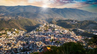 Meksika, Taxco şehri manzaralı tepeleri ve renkli sömürge tarihi şehir merkezlerini gözetliyor.