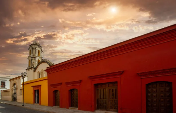 Oaxaca, Mexikó, festői óvárosi utcák és színes gyarmati épületek a történelmi belvárosban — Stock Fotó