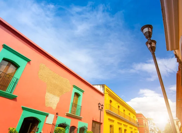 Oaxaca, Messico, strade panoramiche della città vecchia e colorati edifici coloniali nel centro storico — Foto Stock