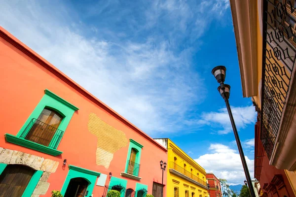 Oaxaca, Mexique, rues pittoresques de la vieille ville et bâtiments coloniaux colorés dans le centre-ville historique — Photo