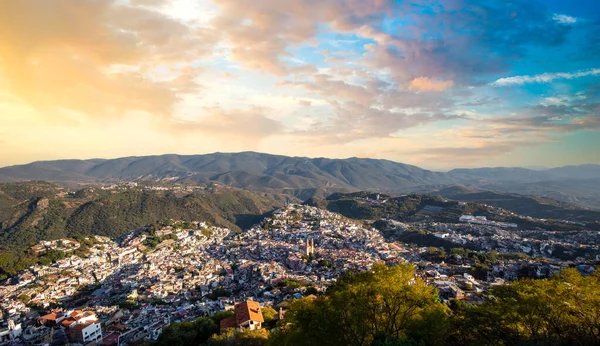 México, Taxco cidade mirante com vista para colinas cênicas e colorido centro histórico colonial da cidade — Fotografia de Stock