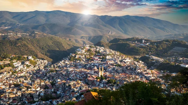 Mexiko, Taxco Stadt Aussichtspunkt mit Blick auf malerische Hügel und bunten kolonialen historischen Stadtzentrum — Stockfoto