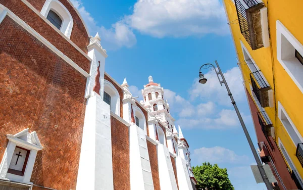 Kolorowe ulice Puebla i architektura kolonialna w zabytkowym centrum Zocalo — Zdjęcie stockowe