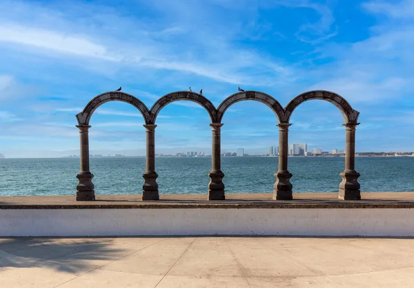 Híres Puerto Vallarta tengerparti sétány, El Malecon, óceánra néző kilátók, strandok, festői tájak szállodák és városi kilátások — Stock Fotó