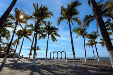 Ünlü Puerto Vallarta deniz gezisi, El Malecon, okyanus gözcüleri, plajlar, manzaralı oteller ve şehir manzaralı